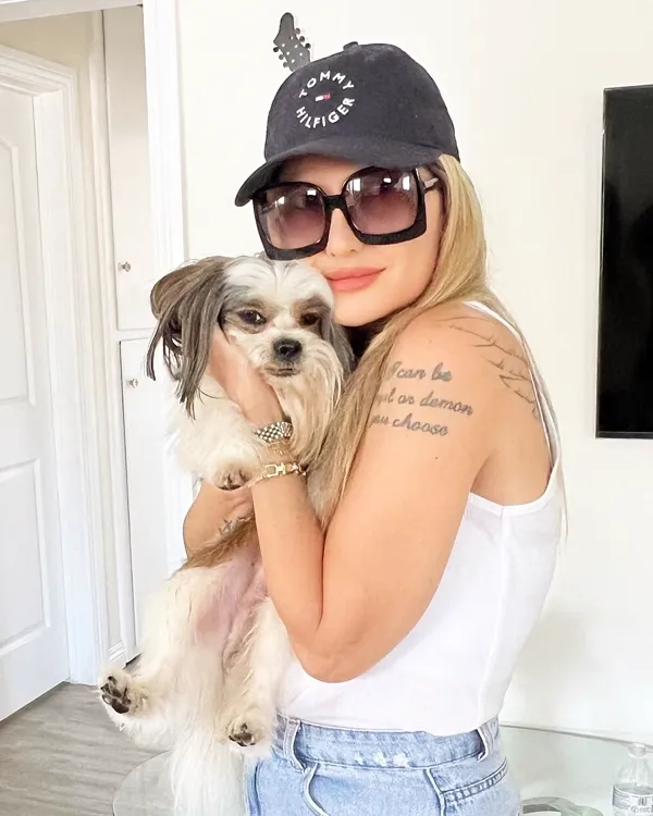 Antonia Fontenelle com seu Pet transportado pela Pet Viajante
