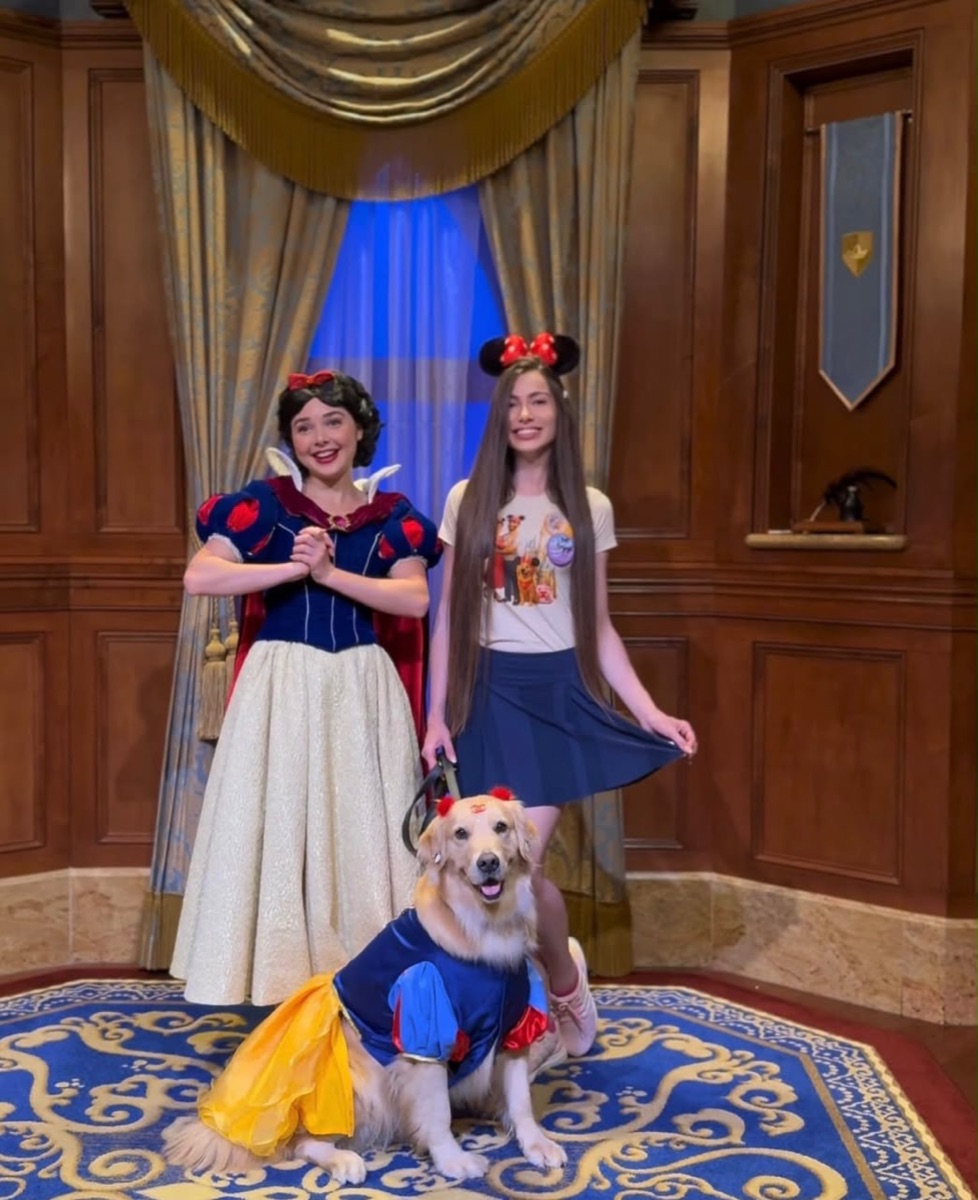 Chanel foi à Disney fazendo o que faz todo dia: cuidar da Naiara.