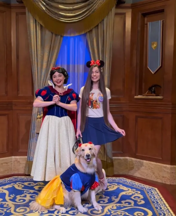 Chanel, golden retriever cão de serviço, com sua tutora Nayana na Disney